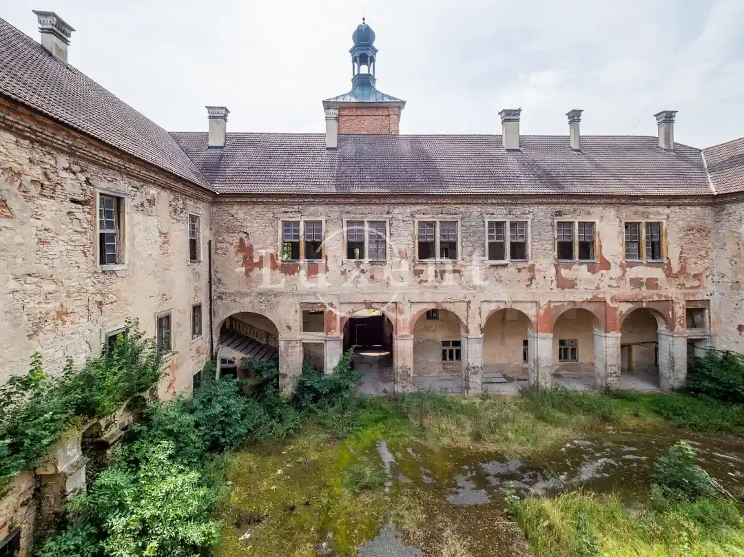 Renovatiebehoevend kasteel Praag