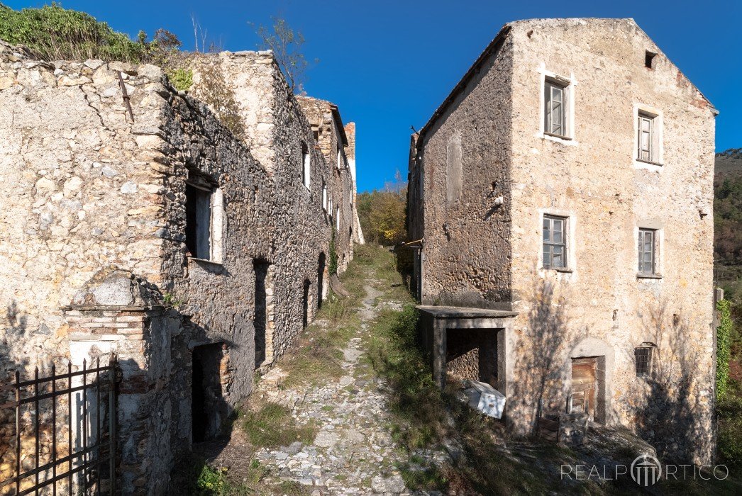 Häuserruinen eines alten Bergdorfs in Italien, Italië