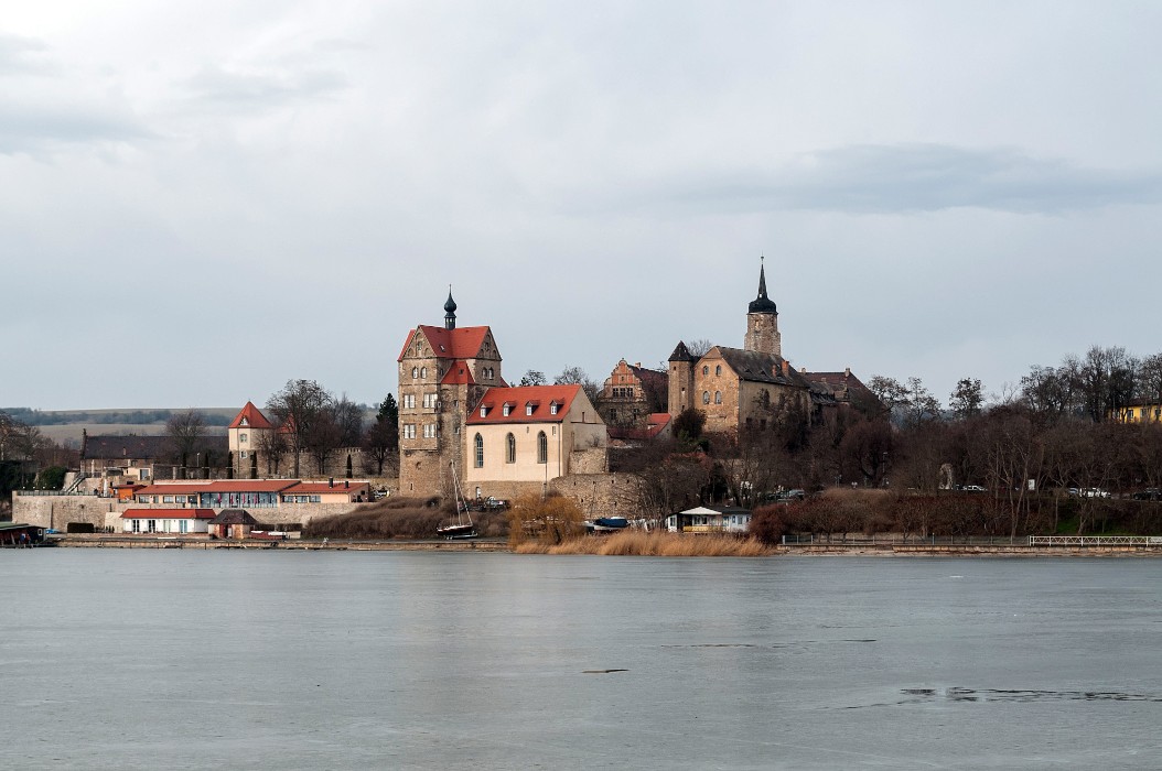 Blick auf Schloss Seeburg mit Schlosskirche und Witwenturm, Seeburg