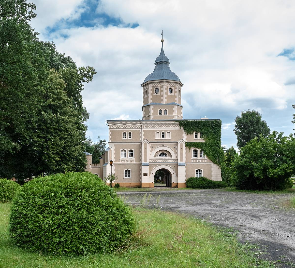 Zespół pałacowy Golejewko, Gatehouse