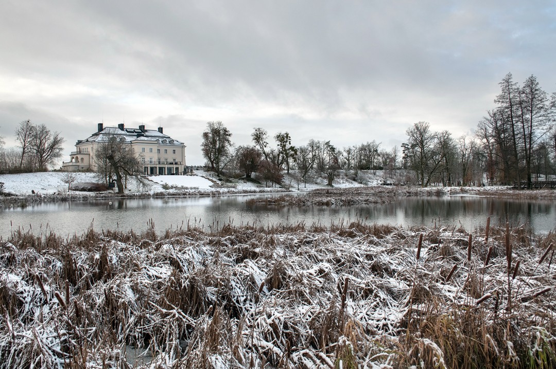 Kasteel in Komierowo, park met vijverlandschap