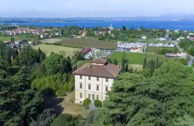 Vastgoed aanbiedingen voor historische villa's aan het meer in Noord-Italië